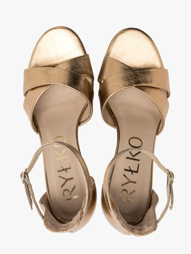 Sandalen mit goldenen Absätzen
