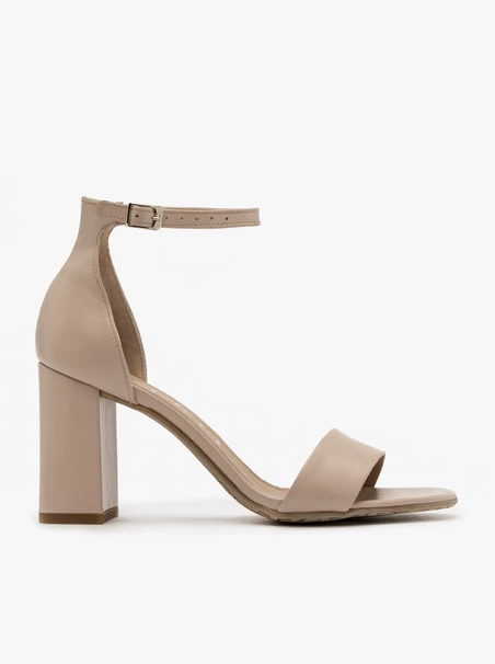 Beigefarbene hochhackige Sandalen