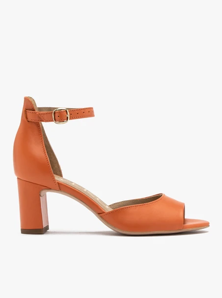 Orangefarbene Sandalen mit Absatz