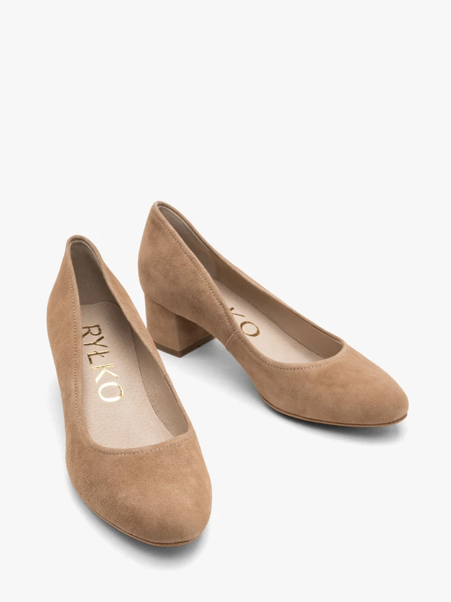 Beigefarbene niedrighackige Pumps
