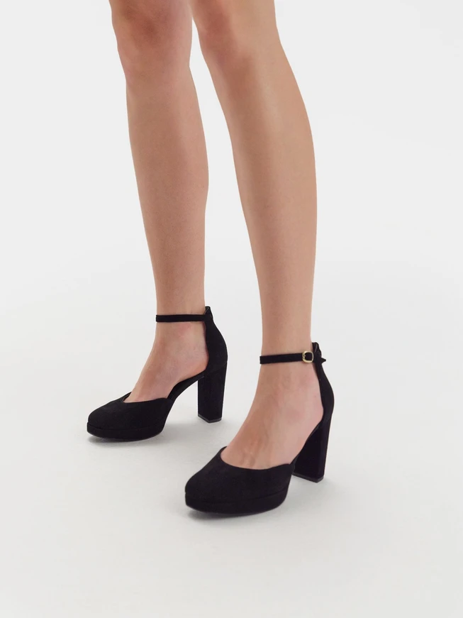 Zweiteilige High-Post-Pumps und ein Ballkleid