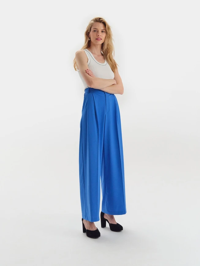 Zweiteilige High-Post-Pumps und ein Ballkleid