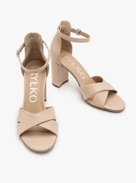 Beigefarbene hohe Stiletto-Sandalen