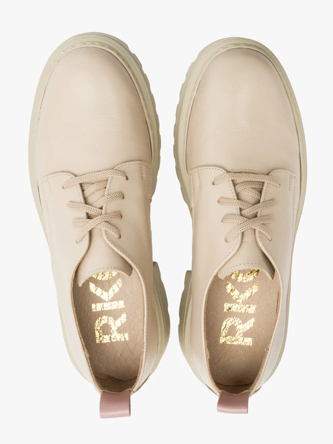 Beige Halbschuhe auf hellem Grund