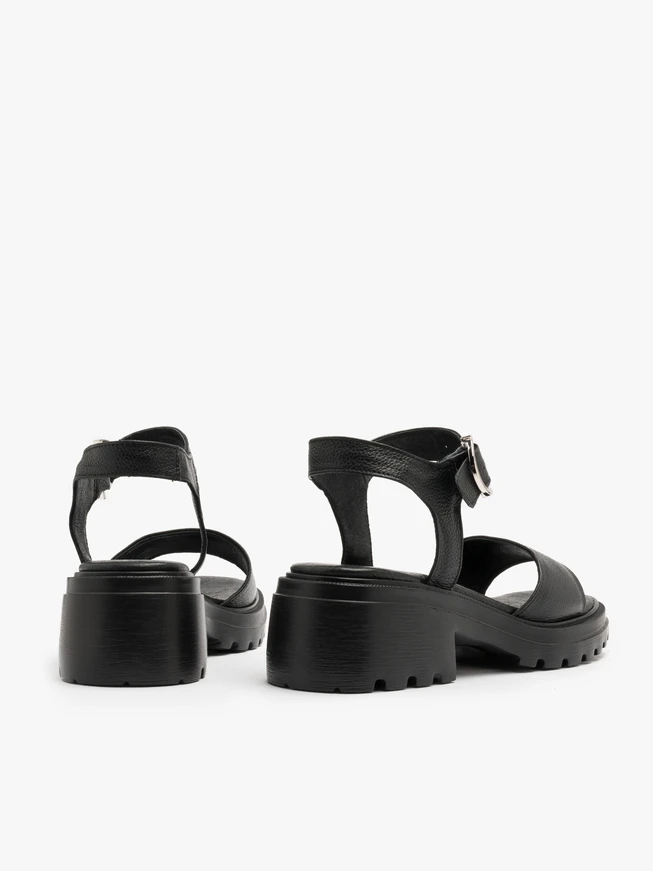 Schwarze Sandalen mit Traktorsohle