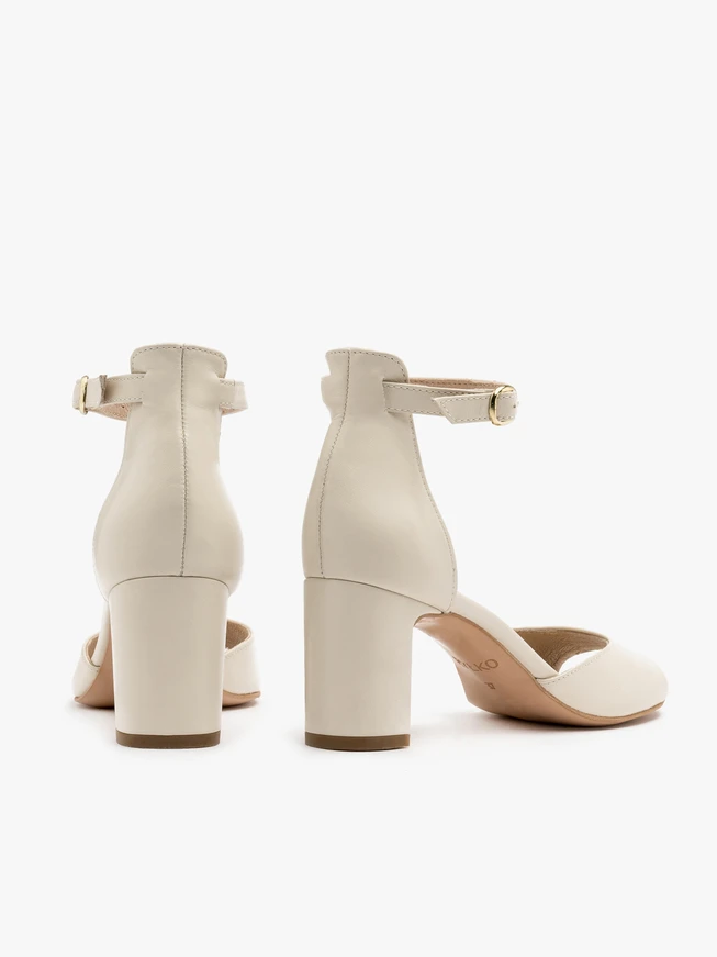 Klassische cremefarbene Sandalen mit Absatz