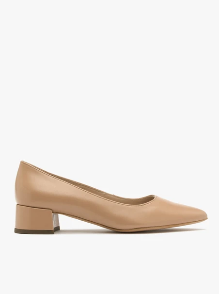 Beigefarbene niedrighackige Pumps