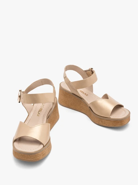 Goldene Plateausandalen