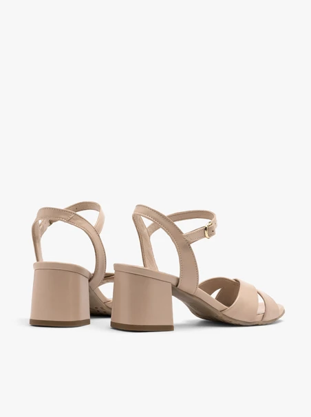 Beigefarbene hochhackige Sandalen