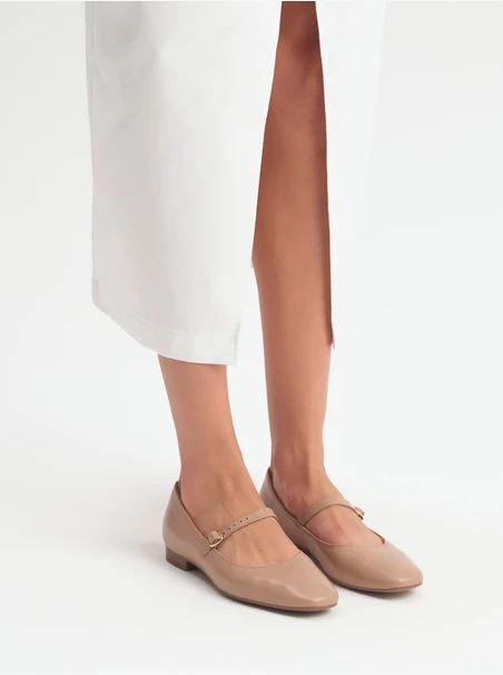 Beige ballerinas with decorative clasp
