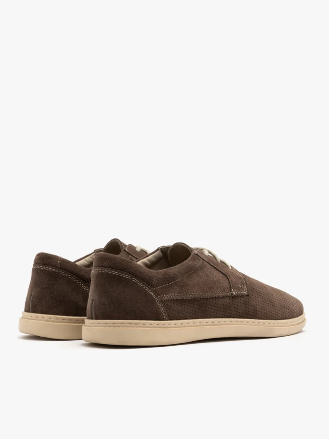 Graubraune Sporthalbschuhe mit dekorativer Perforation