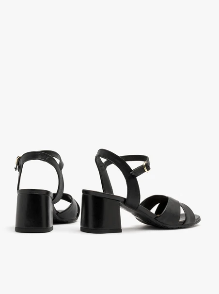 Schwarze Sandalen mit verziertem Schaft