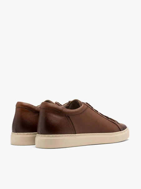 Braune halbe Sportschuhe mit leichter Sohle