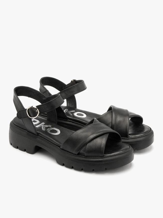 Schwarze Sandalen mit verziertem Schaft