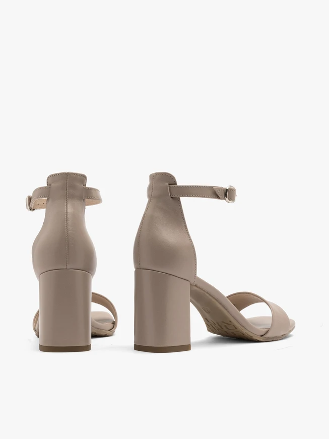 Beigefarbene Stiletto-Sandalen