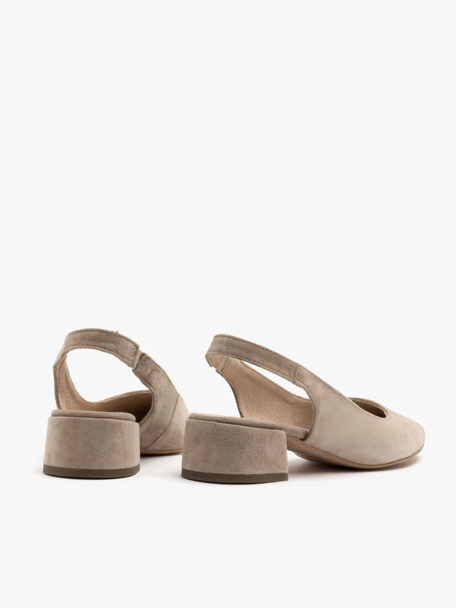 Beigefarbene Slingback-Pumps mit offenem Absatz