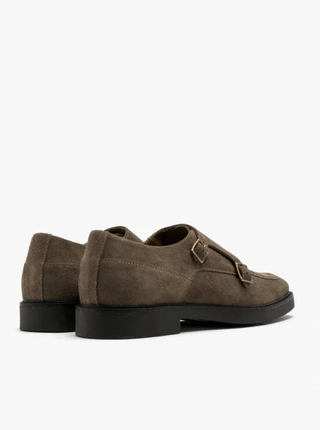 Olivefarbener Herrenhalbschuh mit dekorativem Schnallenverschluss