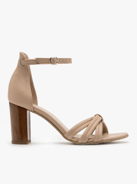Hellbeige Sandalen mit Holzabsatz