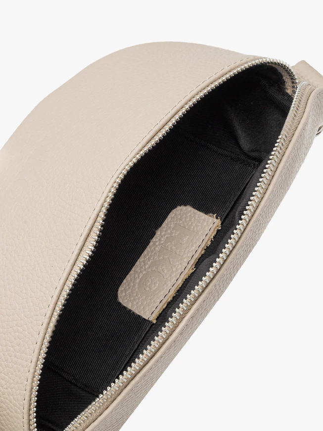 Beigefarbene Nierentasche mit Quaste