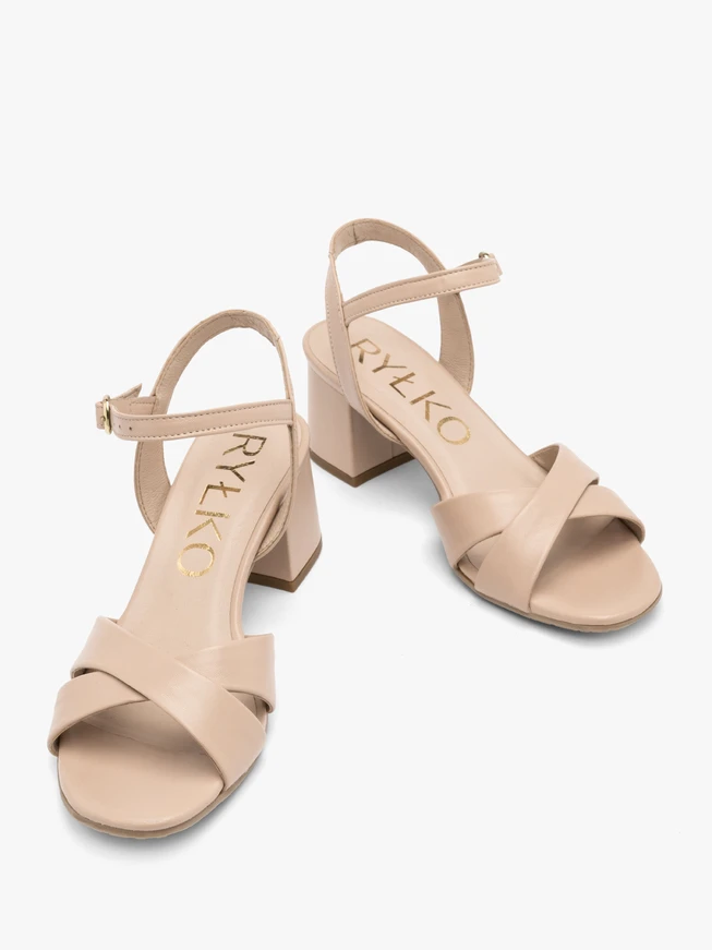 Beigefarbene hochhackige Sandalen