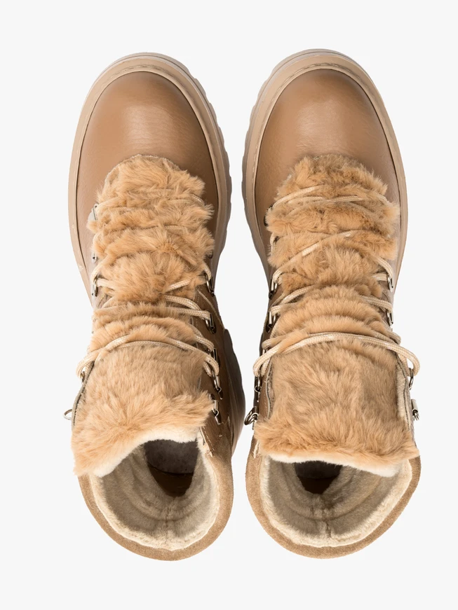 Braune isolierte Stiefel