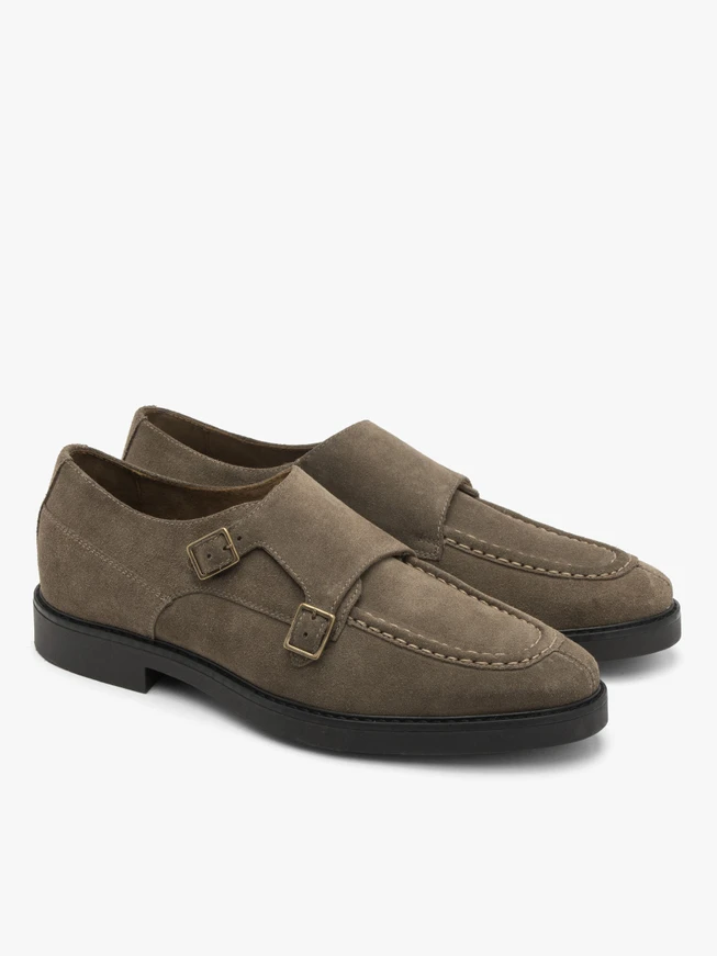 Olivefarbener Herrenhalbschuh mit dekorativem Schnallenverschluss