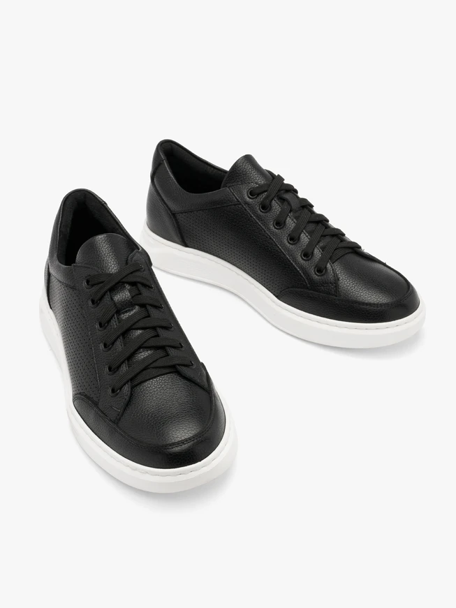 Schwarze sportliche Herrenhalbschuhe mit dekorativer Perforation
