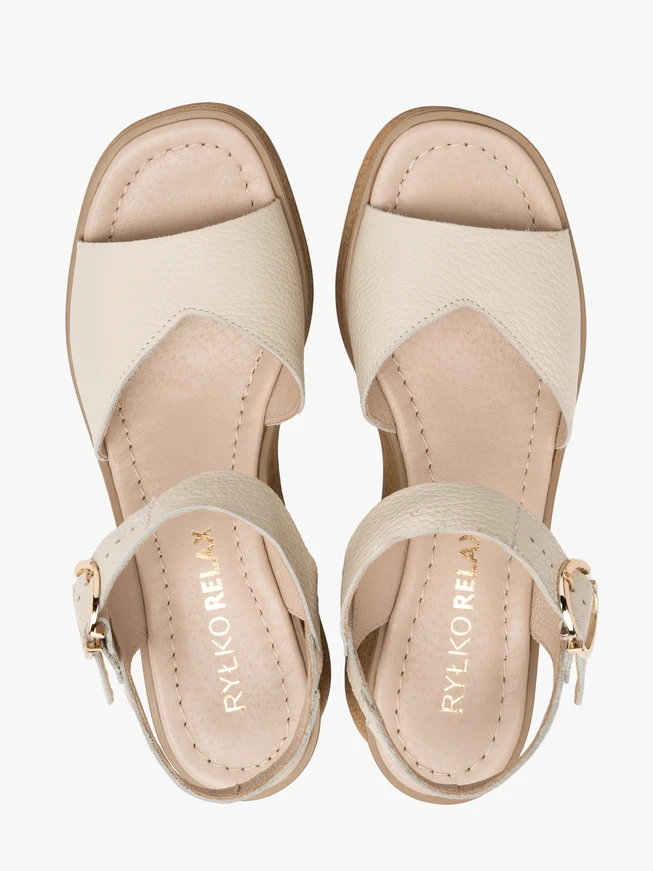 Cremefarbene Plateausandalen