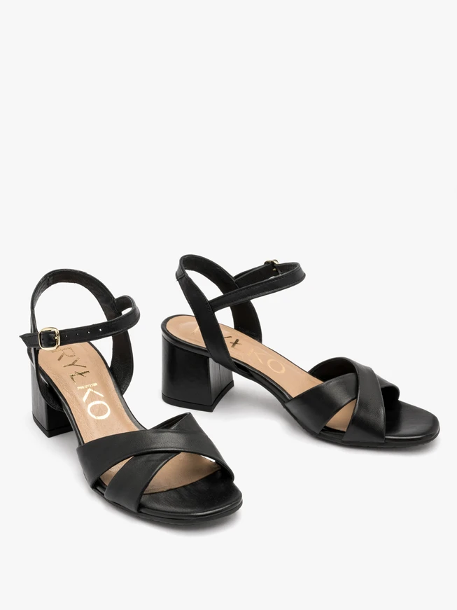 Schwarze Sandalen mit verziertem Schaft