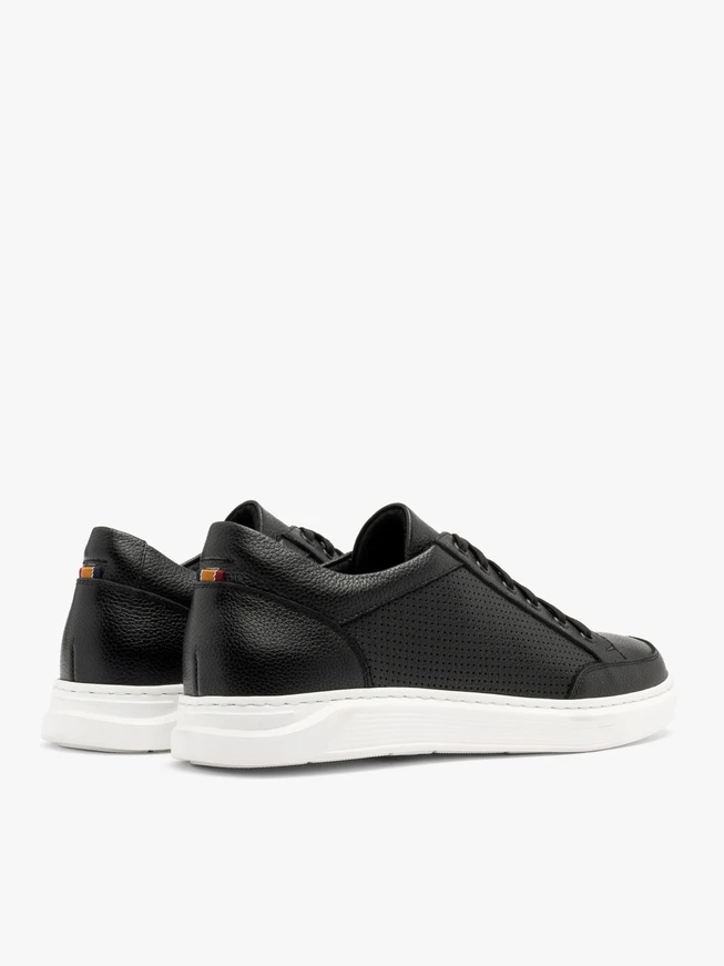 Schwarze Herren Sporthalbschuhe mit dekorativer Perforation