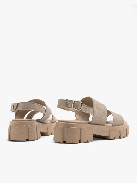 Beigefarbene Sandalen mit festem Boden
