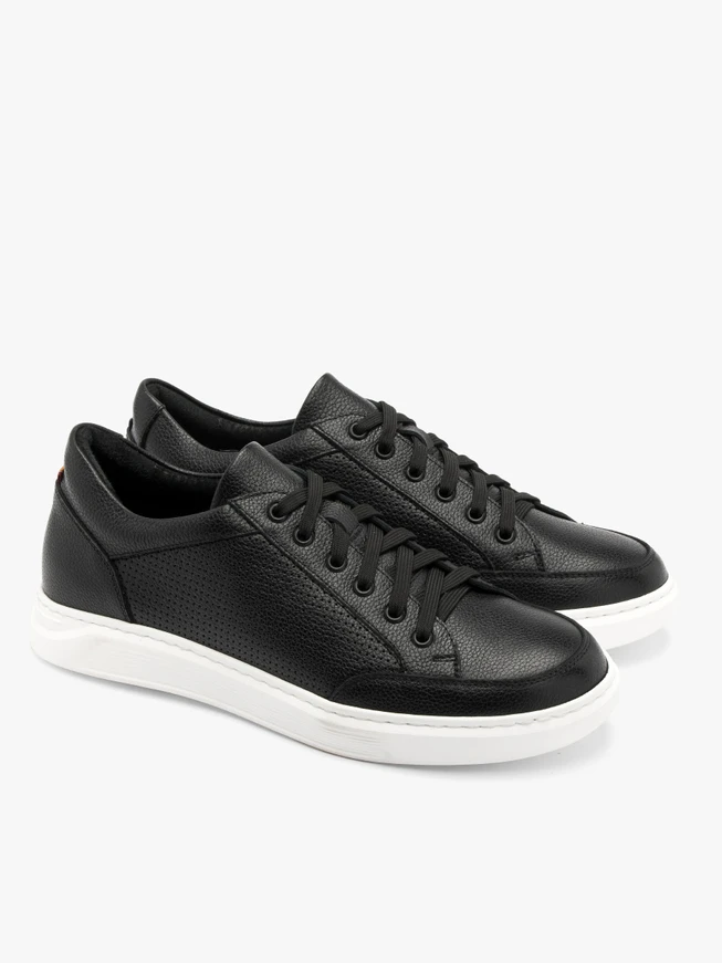 Schwarze sportliche Herrenhalbschuhe mit dekorativer Perforation