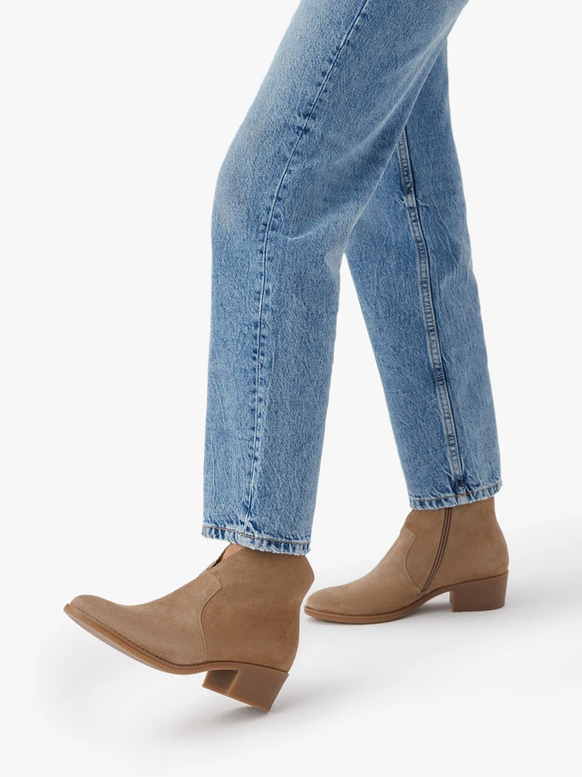 Sandfarbene Cowboystiefel aus Velours