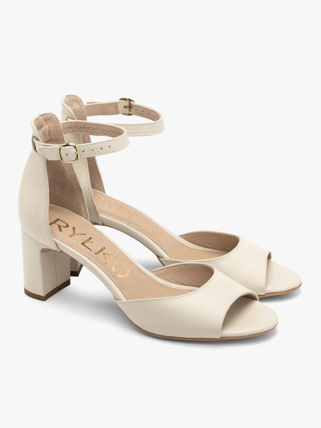 Klassische cremefarbene Sandalen mit Absatz