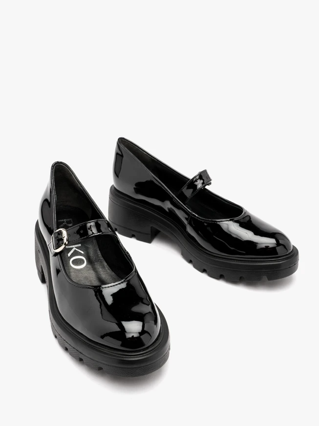 Black lightweight pumps