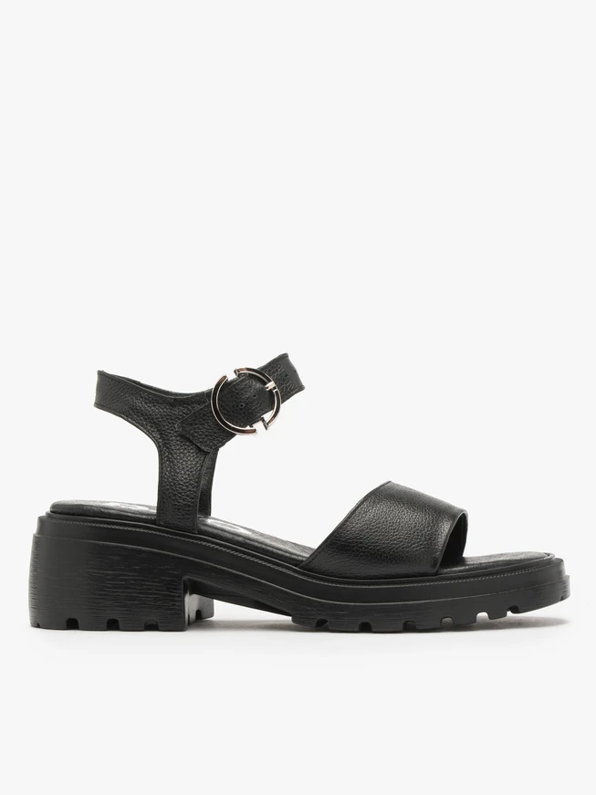 Schwarze Sandalen mit Traktorsohle