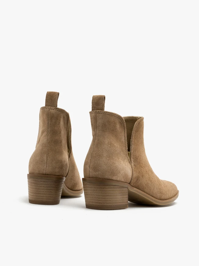 Beigefarbene Stiefel mit niedrigen Absätzen