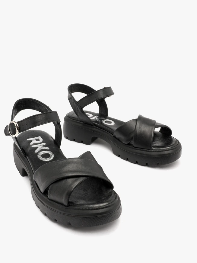 Schwarze Sandalen mit verziertem Schaft