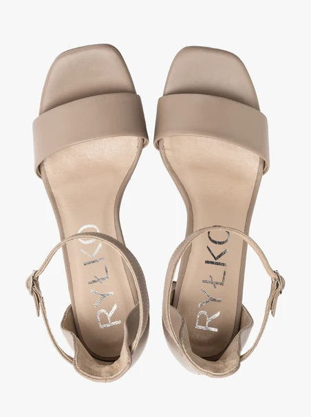 Beigefarbene Stiletto-Sandalen