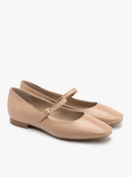 Beige ballerinas with decorative clasp