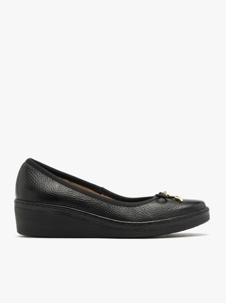 Schwarze Pumps mit dekorativer Schleife am Schaft