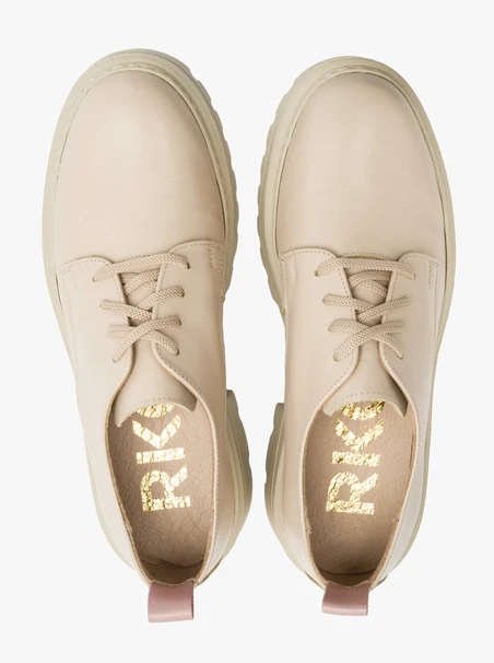 Beige Halbschuhe auf hellem Grund