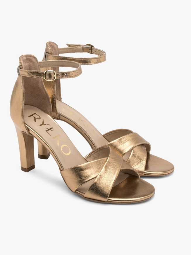 Sandalen mit goldenen Absätzen