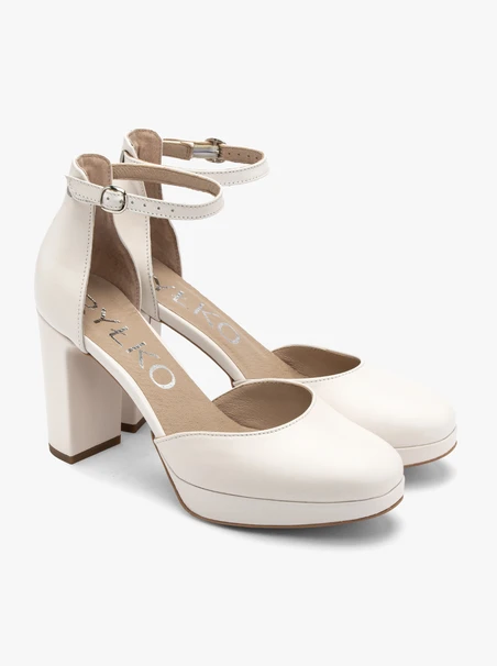 Zweiteilige High-Post-Pumps und ein Ballkleid