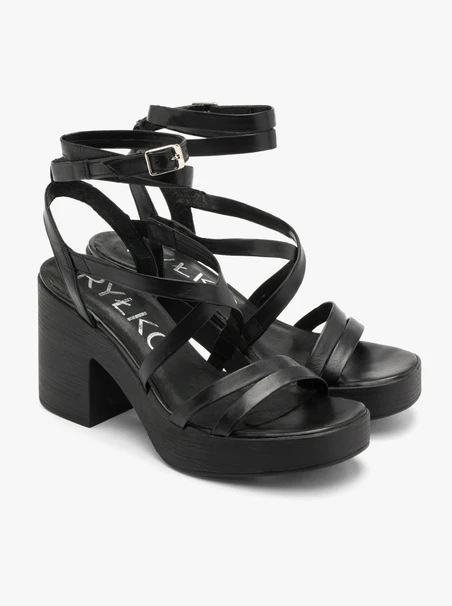 Schwarze Sandalen mit dekorativen Riemen