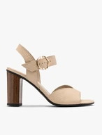 Beigefarbene Sandalen mit Holzpfosten