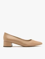 Beigefarbene niedrighackige Pumps