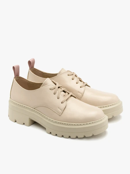 Beige Halbschuhe auf hellem Grund