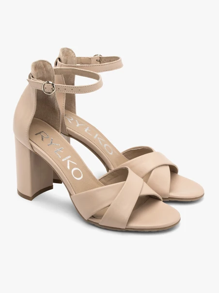 Beigefarbene hohe Stiletto-Sandalen