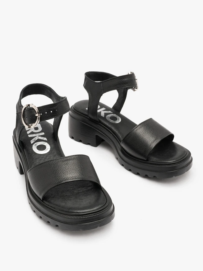 Schwarze Sandalen mit Traktorsohle